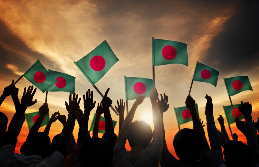 人们拿着旗帜的孟加拉国.jpg